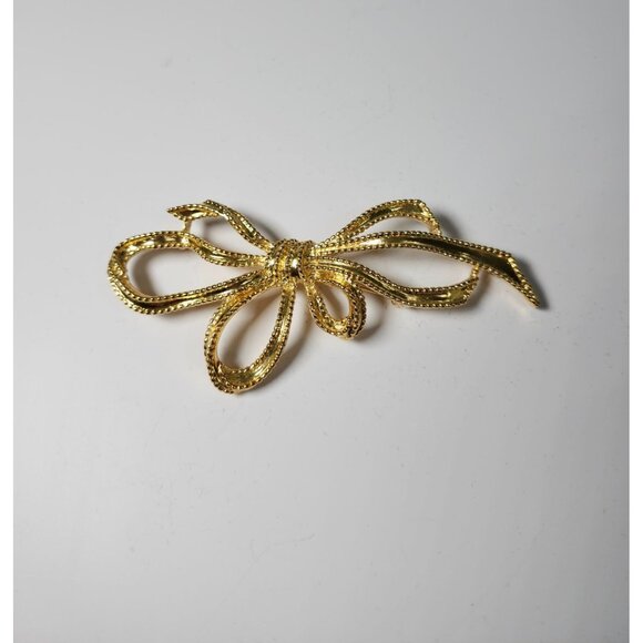 Vintage TRIFARI Gold-Tone Bow-Shaped Brooch Pin With Textured Detailing & Secure - Picture 1 of 7